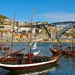דירה T3 Perto Do Centro Do Porto, Check-in 24 Horas,cozinha Totalmente Equipada, Wi-fi 44mbps, Confortavel E Espacosa, Com Vaga De Carro Publica, Adequada Familias, Em Negocios E Grupos De Amigos E Nomades Digitais פורטו