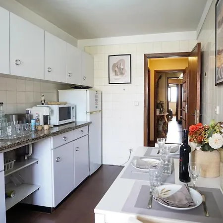 Apartamento T3 Perto Do Centro Do Porto, Check-in 24 Horas,cozinha Totalmente Equipada, Wi-fi 44mbps, Confortável E Espaçosa, Com Vaga De Carro Pública, Adequada Famílias, Hóspedes Em Negócios E Grupos De Amigos E Nomades Digitais Oporto