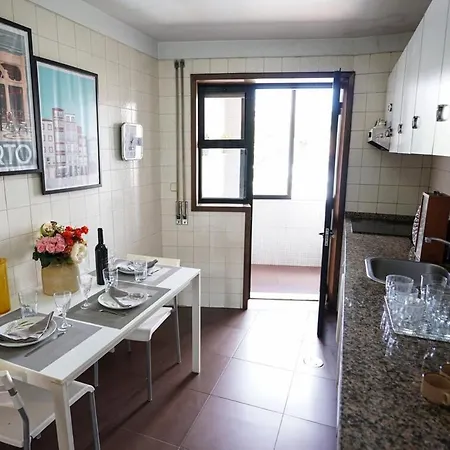 T3 Perto Do Centro Do Porto, Check-in 24 Horas,cozinha Totalmente Equipada, Wi-fi 44mbps, Confortável E Espaçosa, Com Vaga De Carro Pública, Adequada Famílias, Hóspedes Em Negócios E Grupos De Amigos E Nomades Digitais Apartamento Oporto