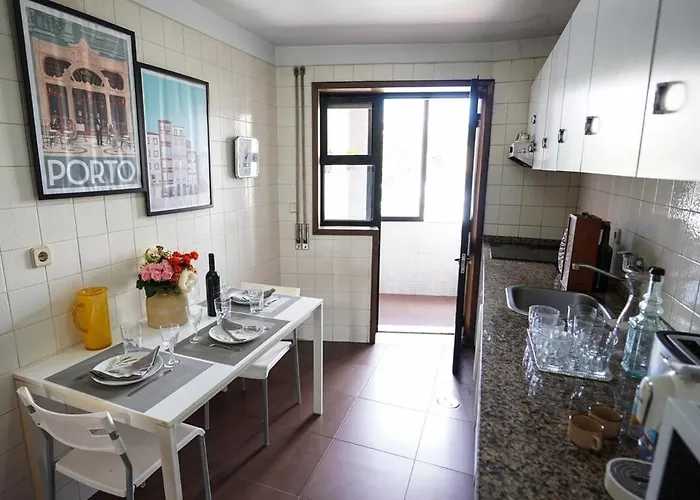 T3 Perto Do Centro Do Porto, Check-in 24 Horas,cozinha Totalmente Equipada, Wi-fi 44mbps, Confortavel E Espacosa, Com Vaga De Carro Publica, Adequada Familias, Em Negocios E Grupos De Amigos E Nomades Digitais Apartament Porto