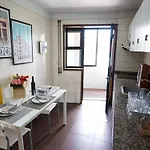 T3 Perto Do Centro Do Porto, Check-in 24 Horas,cozinha Totalmente Equipada, Wi-fi 44mbps, Confortavel E Espacosa, Com Vaga De Carro Publica, Adequada Familias, Em Negocios E Grupos De Amigos E Nomades Digitais Lägenhet Oporto