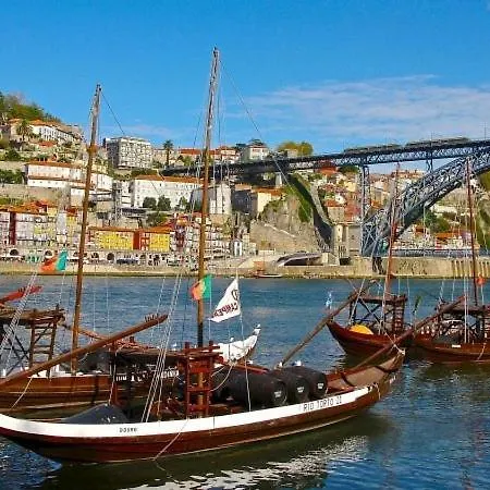 Apartamento T3 Perto Do Centro Do Porto, Check-in 24 Horas,cozinha Totalmente Equipada, Wi-fi 44mbps, Confortável E Espaçosa, Com Vaga De Carro Pública, Adequada Famílias, Hóspedes Em Negócios E Grupos De Amigos E Nomades Digitais Oporto
