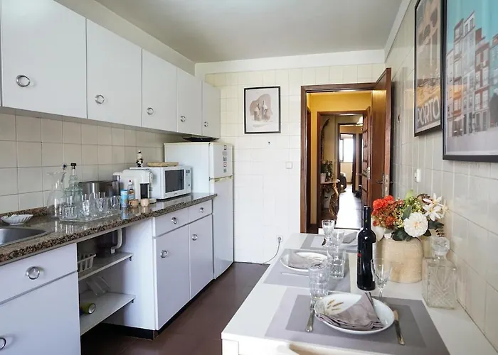 Lägenhet T3 Perto Do Centro Do Porto, Check-in 24 Horas,cozinha Totalmente Equipada, Wi-fi 44mbps, Confortavel E Espacosa, Com Vaga De Carro Publica, Adequada Familias, Em Negocios E Grupos De Amigos E Nomades Digitais Oporto